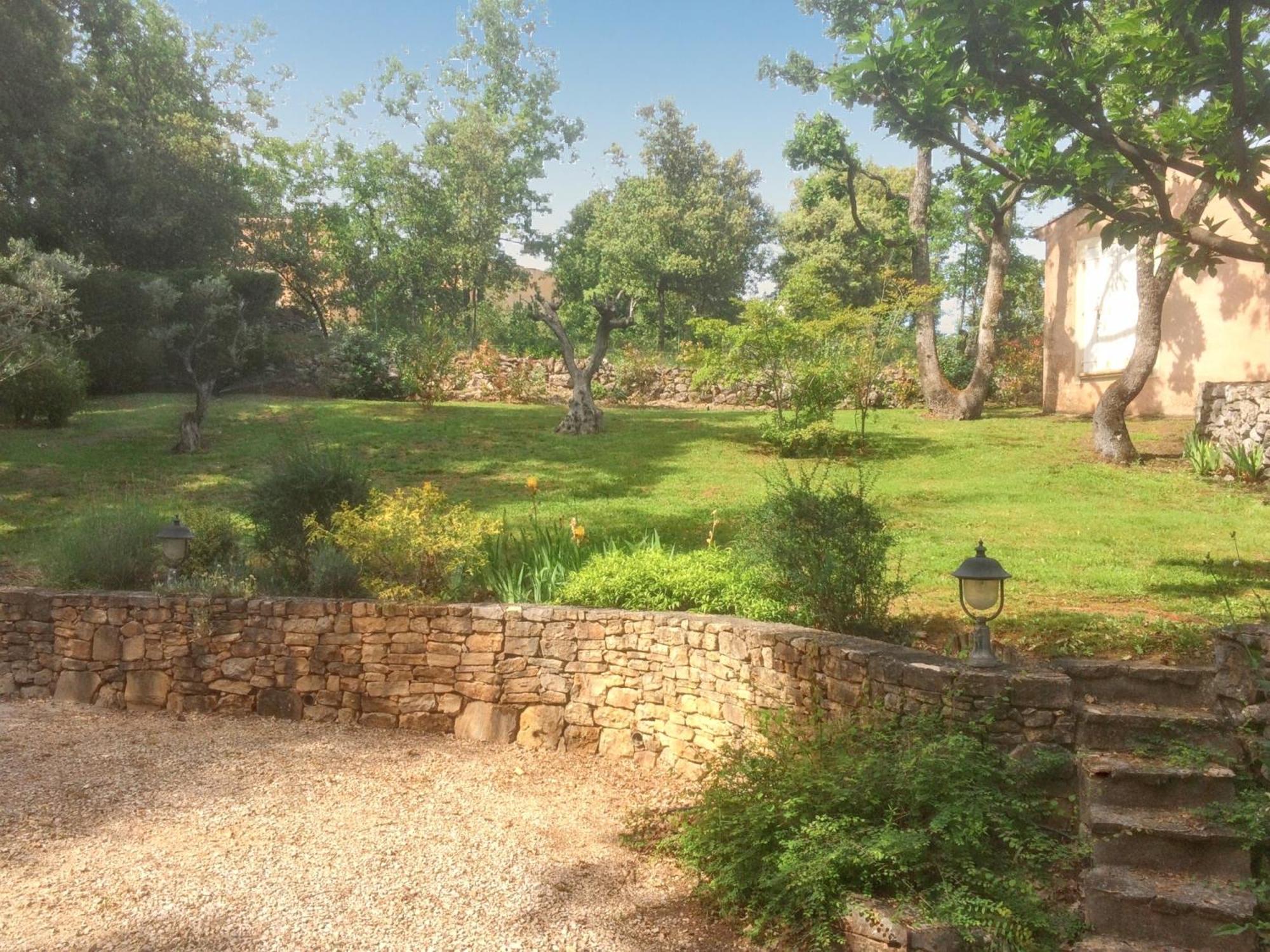 Villa Spacieuse Avec Piscine A Saint Maximin Exteriör bild