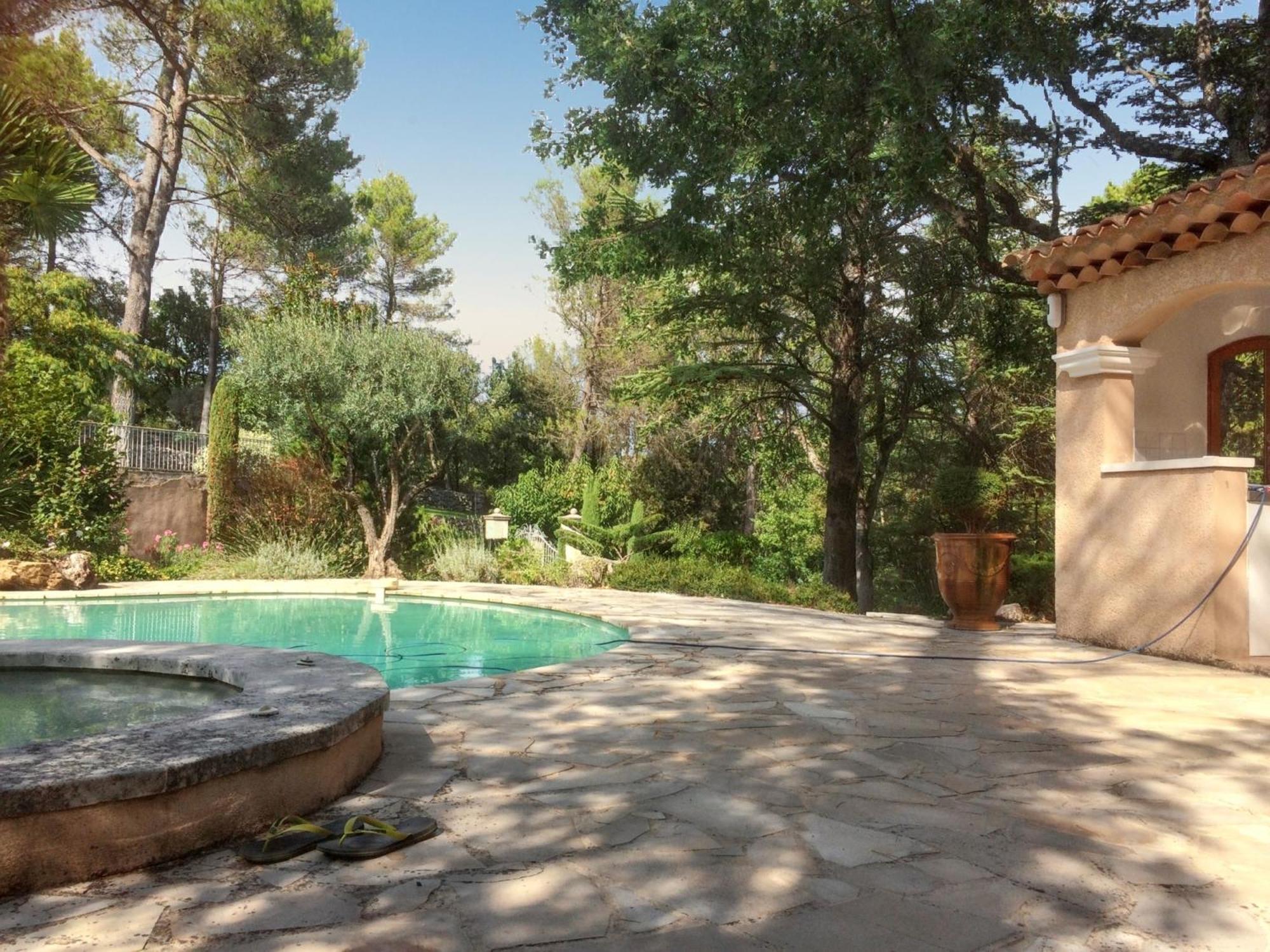 Villa Spacieuse Avec Piscine A Saint Maximin Exteriör bild