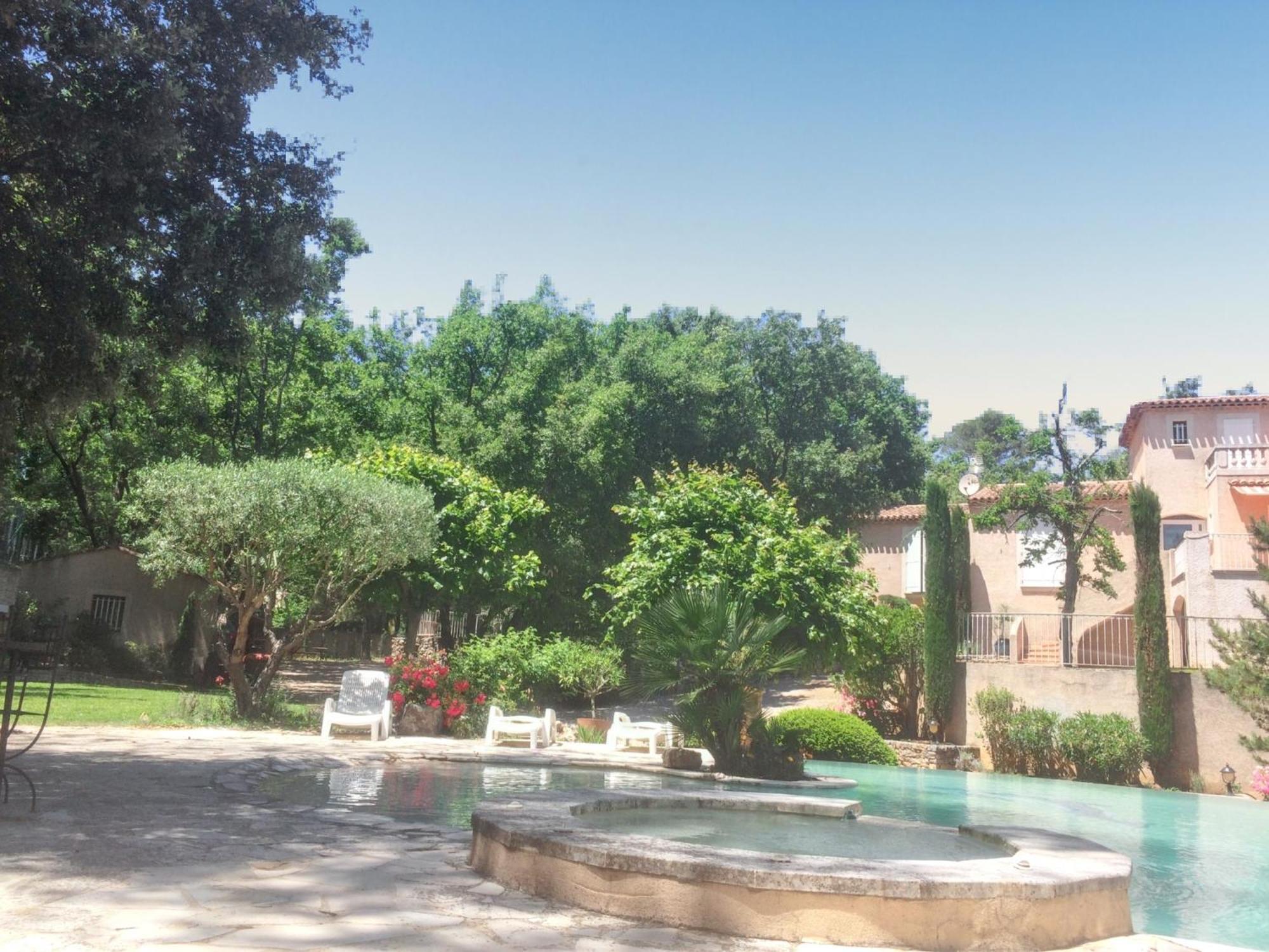 Villa Spacieuse Avec Piscine A Saint Maximin Exteriör bild