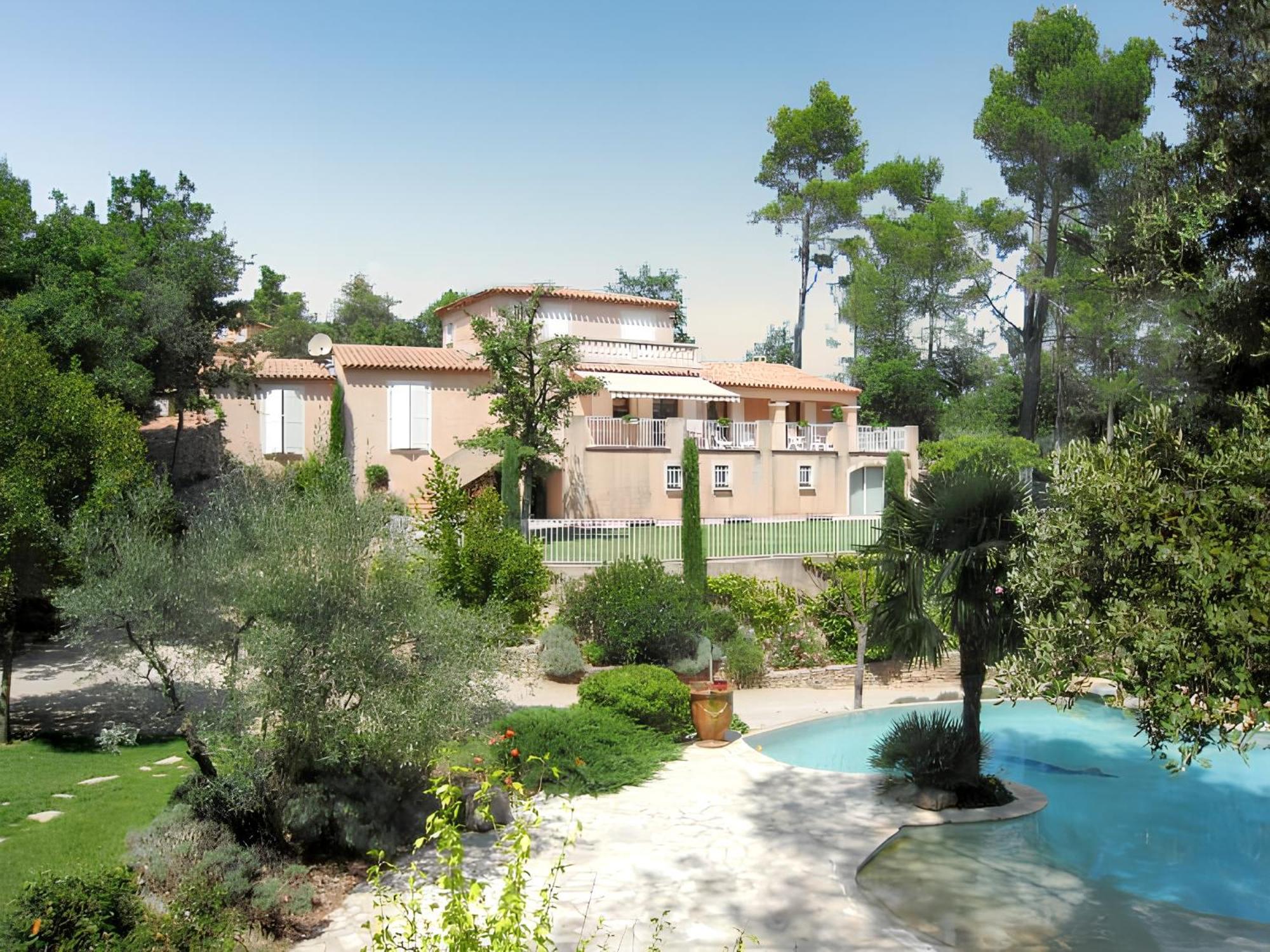 Villa Spacieuse Avec Piscine A Saint Maximin Exteriör bild